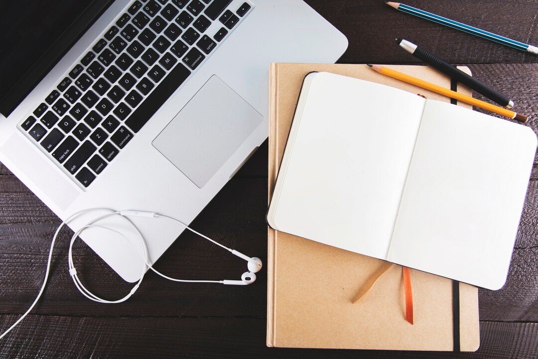 Online learning tools on desk